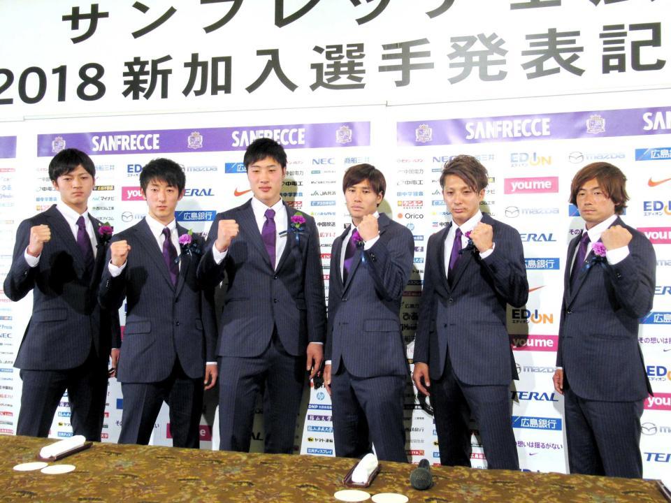 　会見後、意気込みを見せる広島の新加入選手。（左から）川村、川井、大迫、渡、馬渡、和田