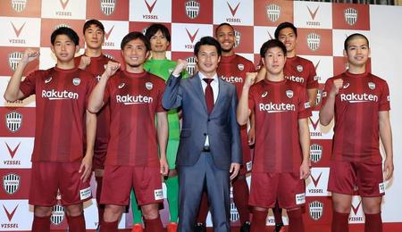 　吉田監督（中央）と共に決意を新たにする那須（前列左から２人目）ら神戸の新規加入選手たち