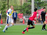 浦和との練習試合に出場した沖縄ＳＶのＦＷ高原（左）