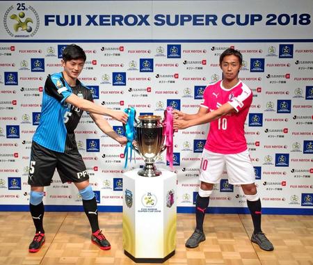 　サッカーの新シーズン到来を告げるゼロックス杯の会見に出席した川崎・谷口（左）とＣ大阪・清武
