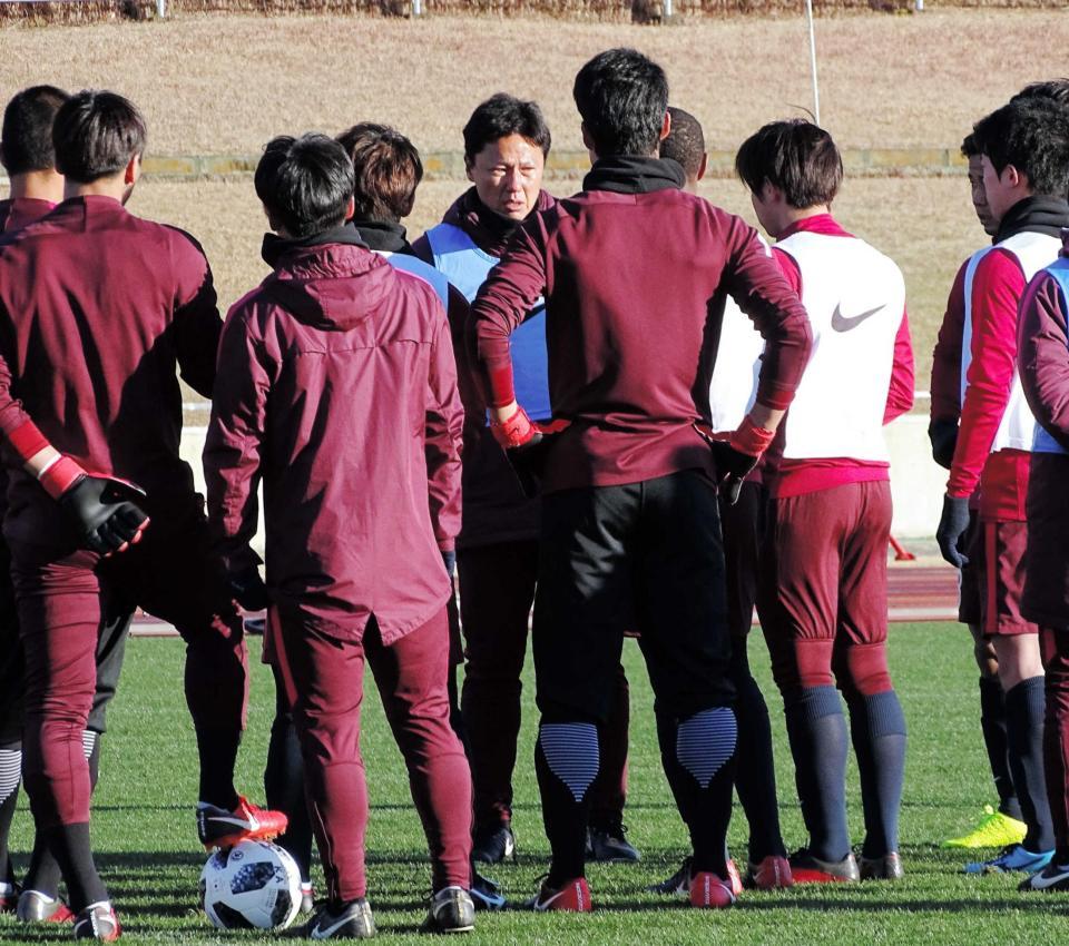 　練習の合間に指示を送る鹿島の大岩監督（中央奥）