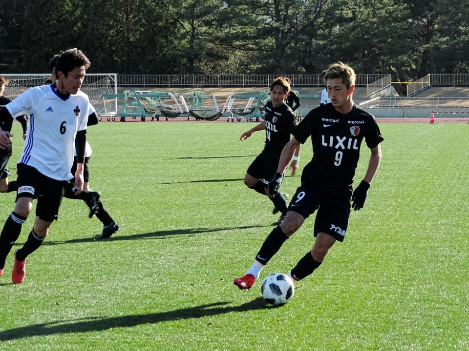 練習試合で２ゴール１アシストとアピールした鹿島ＦＷ鈴木（右）