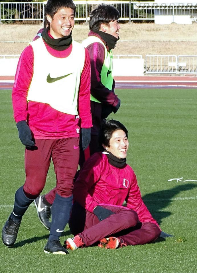 鹿島ＤＦ内田（右）がミニゲームで倒されて思わず苦笑い。左は小笠原