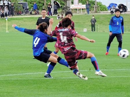 Ｊ１川崎ＦＷ大久保（左）はＪ３琉球戦のロスタイムに同点ゴールを決める