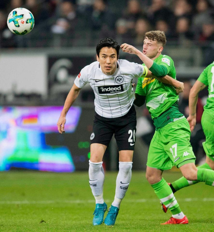 　ボルシアＭＧ戦の後半、競り合うＥフランクフルトの長谷部（左）