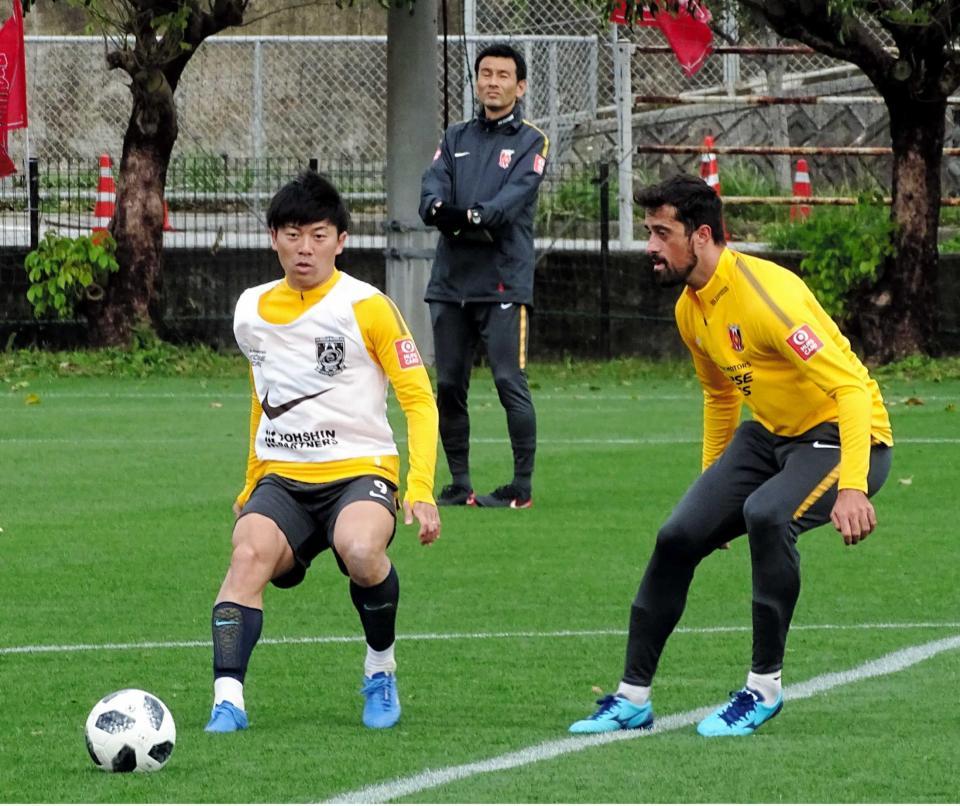 　ミニゲームで３トップの一角としてプレーする浦和・武藤（左）