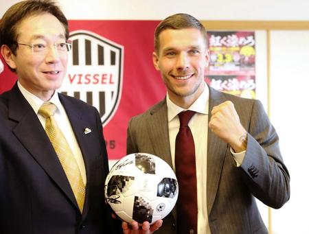 サインボールを手にして笑顔を見せる久元喜造市長（左）とヴィッセル神戸のポドルスキ