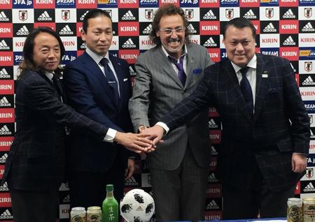 ビーチサッカー日本代表の新監督に就任したラモス監督（右から２人目）が田嶋会長（右）、槙野新コーチ（同３人目）、北沢フットサル委員長（左）と就任会見に出席＝都内