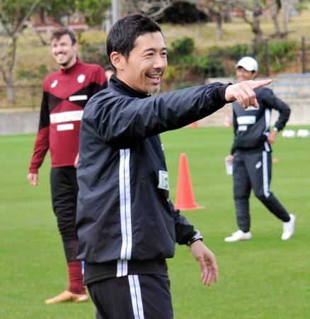 　選手に指示を出す神戸・咲花フィジカルコーチ