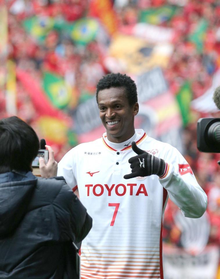 　試合後、ポーズをとる名古屋・ジョー