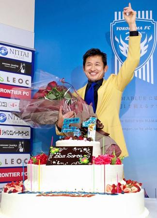 ２６日に５１歳の誕生日を迎え、特大のケーキの前で５１本のバラの花束を手にポーズを決める横浜・三浦＝横浜市内