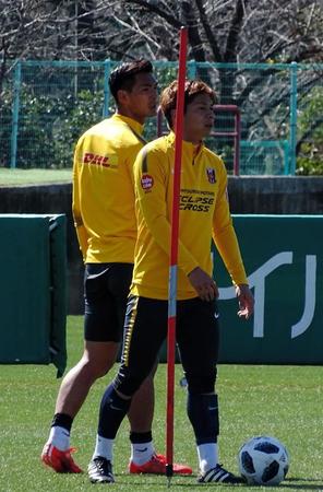 練習する浦和のＭＦ長沢（右）とＤＦ槙野の日本代表コンビ