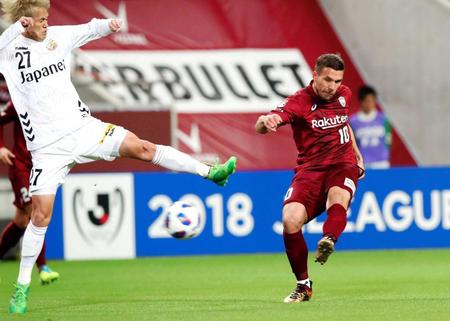 　後半、２点目を決める神戸・ポドルスキ（右）