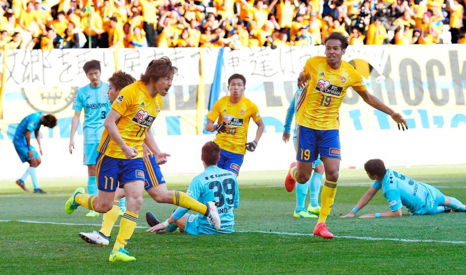 　後半、同点ゴールを決め喜ぶ仙台・石原（左手前）＝共同