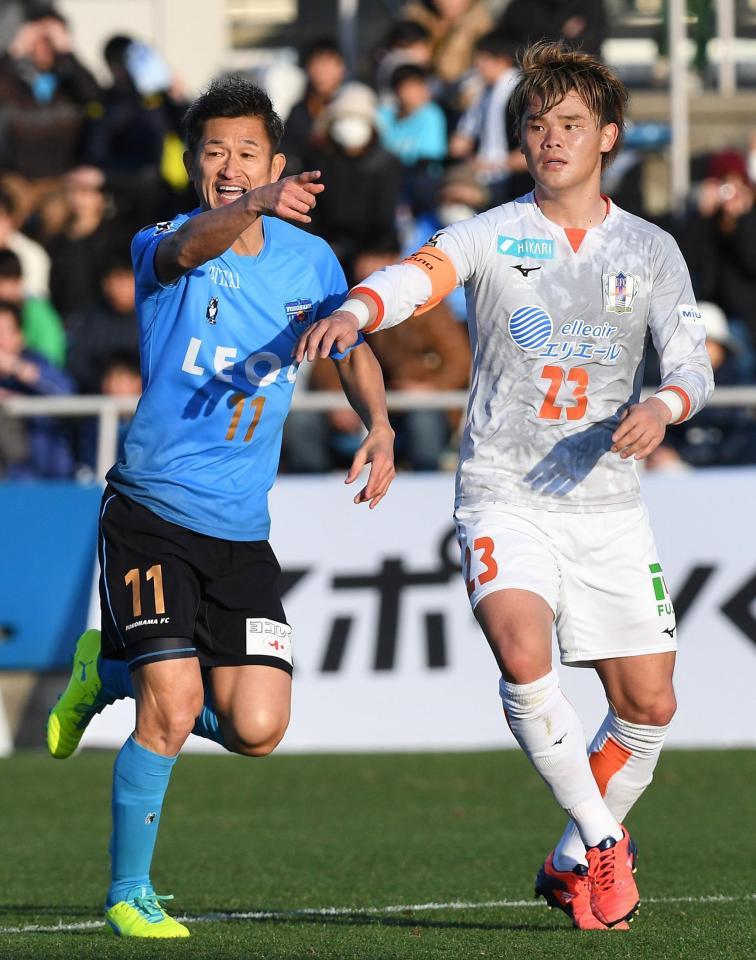 　後半、指示を出す横浜ＦＣ・三浦（左）