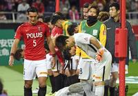 　横浜Ｍに敗れ、さえない表情で引き揚げる浦和・槙野（左端）。右手前は頭を下げるＧＫ西川＝埼玉スタジアム