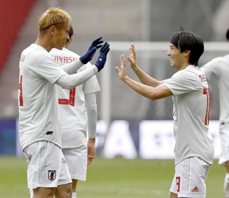 　日本－マリ　試合終了間際、同点ゴールを決め、本田（左）とタッチする中島＝リエージュ（共同）