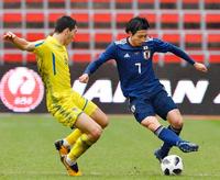 日本－ウクライナ　前半、競り合う柴崎（右）＝リエージュ（共同）