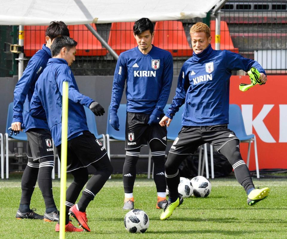 　ウクライナ戦に向けて調整する（右から）本田、山口ら（共同）