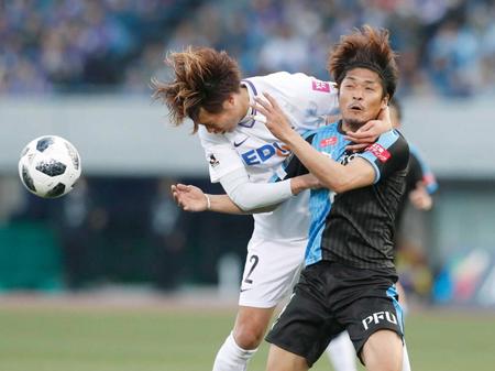 　後半、広島・野上（左）の厳しいマークを受ける川崎・大久保（共同）