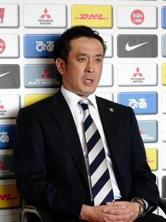 　暫定的に指揮を執る大槻毅監督