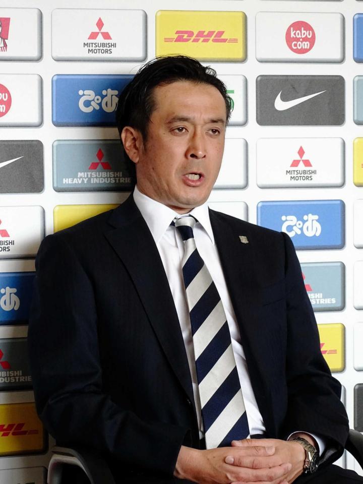 　暫定的に指揮を執る大槻毅監督