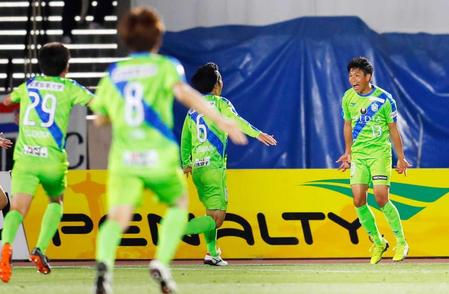 　試合終了間際、決勝ゴールを決め喜ぶ山根（右）ら湘南イレブン