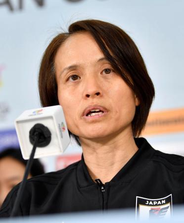 　韓国戦を前に、記者会見するサッカー女子日本代表の高倉監督＝９日、アンマン（共同）