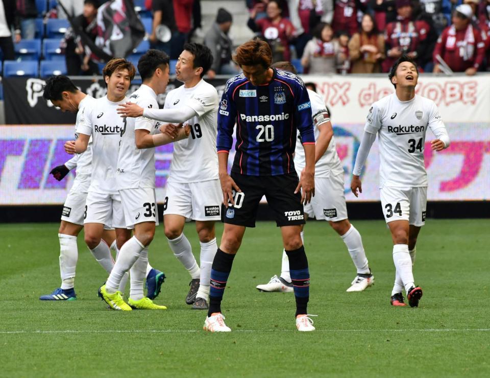 　後半、ゴールを決めイレブンに祝福される神戸の大槻周平（左から４人目）