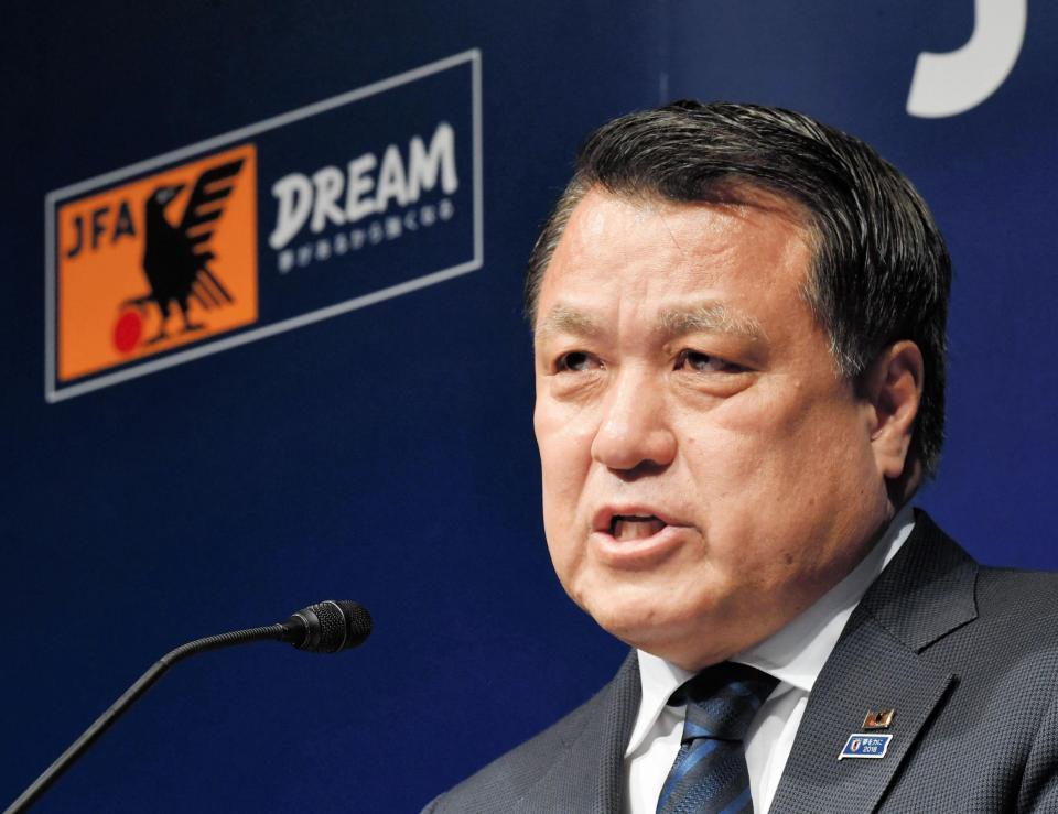 ハリルホジッチ監督の解任を発表する日本サッカー協会の田嶋会長＝都内