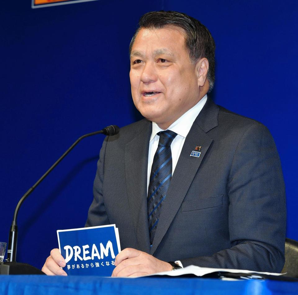 「ＤＲＥＡＭ」と記されたメモを手に会見する日本サッカー協会の田嶋会長＝都内（撮影・出月俊成）