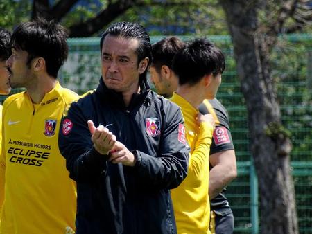 神戸戦で今季初の連勝を狙うＪ１浦和の大槻監督（中）は練習中から気合のオールバック