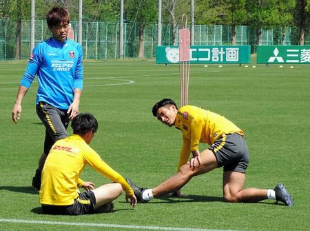 練習を終えてストレッチする（右から）浦和ＤＦ槙野、荻原、ＧＫ西川