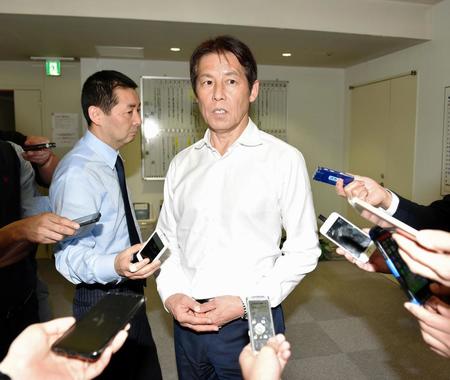 　真剣な表情で取材に応じる西野朗新監督＝ＪＦＡハウス（撮影・金田祐二）