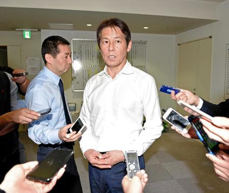 　真剣な表情で取材に応じる西野朗新監督（撮影・金田祐二）