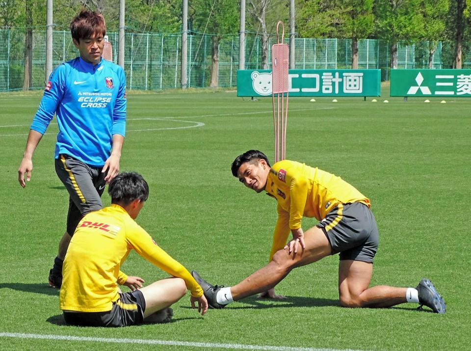 　練習を終えてストレッチする（右から）浦和・槙野、荻原、西川