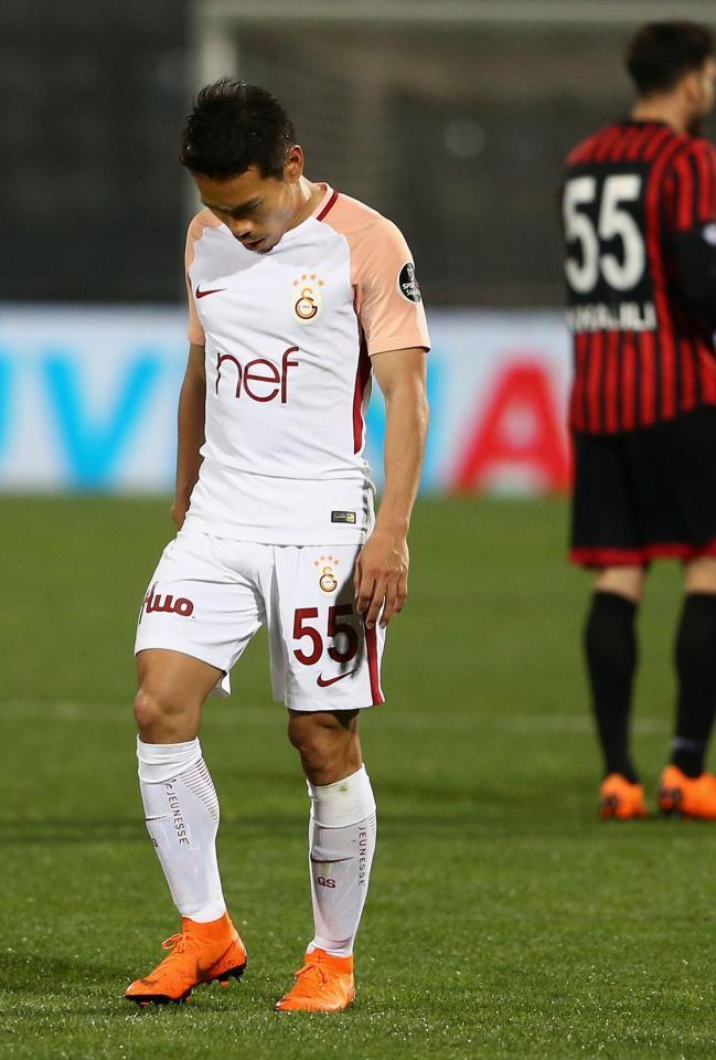 　ゲンチレルビルリーイ戦に敗れ、肩を落とすガラタサライの長友（共同）