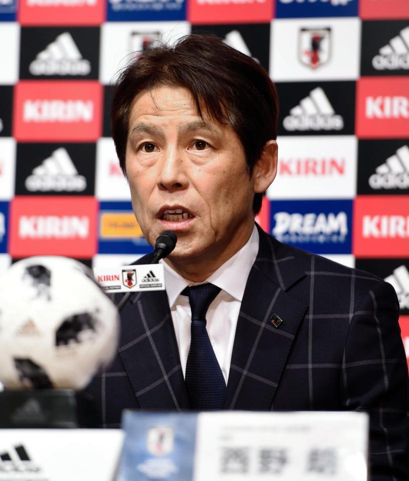 就任会見で質問に答えるサッカー日本代表の西野朗新監督