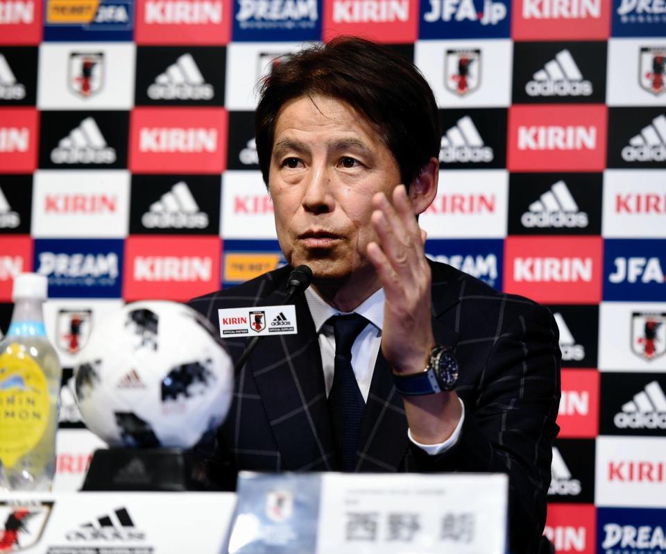 就任会見で質問に答えるサッカー日本代表の西野朗新監督