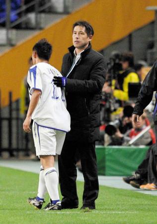 　クラブＷ杯のアデレード戦で播戸（左）を出迎えるＧ大阪・西野監督＝２００８年１２月１４日