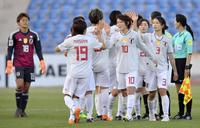 　８大会連続のＷ杯出場を決め、タッチを交わす阪口夢（10）ら日本イレブン＝アンマン（共同）