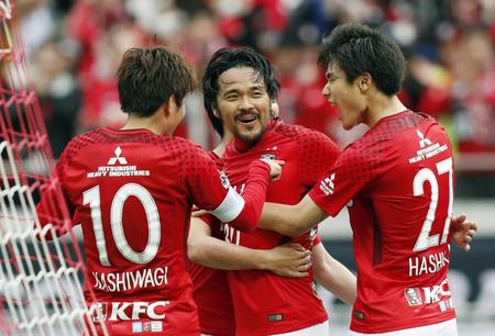 　前半、２点目のゴールを決め、アシストの橋岡（右）と喜ぶ浦和・興梠（中央）＝埼玉スタジアム