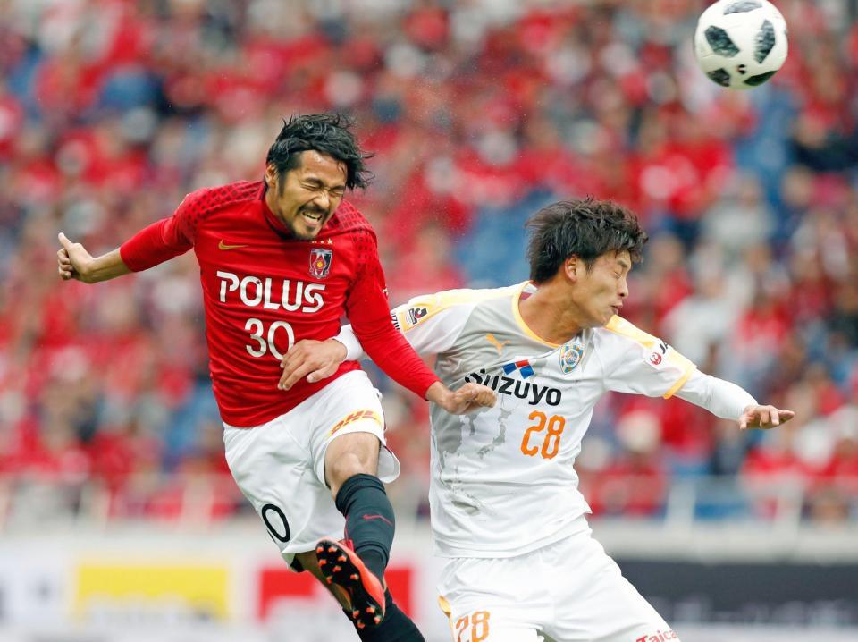 　前半、２点目のゴールを決める浦和・興梠。右は清水・立田（共同）