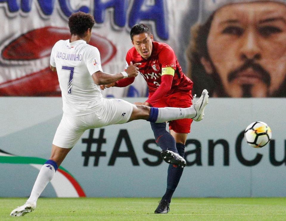 　前半、クリアする鹿島・ＤＦ昌子（右）