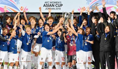 　サッカー女子のアジア・カップで２連覇を果たし、セレモニーで大喜びの日本イレブン＝２０日、ヨルダン・アンマン（共同）