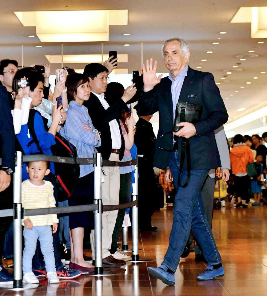 　再来日し羽田空港に到着したハリルホジッチ氏