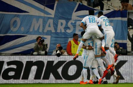 　欧州リーグ準決勝第１戦、ザルツブルク戦で２点目のゴールを喜ぶマルセイユの選手たち＝２６日、マルセイユ（ロイター＝共同）