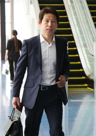 　欧州の選手視察に出発するサッカー日本代表の西野朗監督＝２７日午前、羽田空港