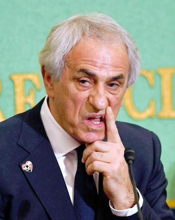 　くまモンのバッジを付け、会見するハリルホジッチ氏