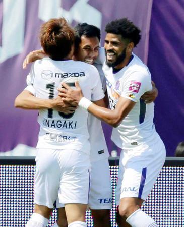 　後半、先制ゴールを決め祝福される広島・ティーラシン（中央）